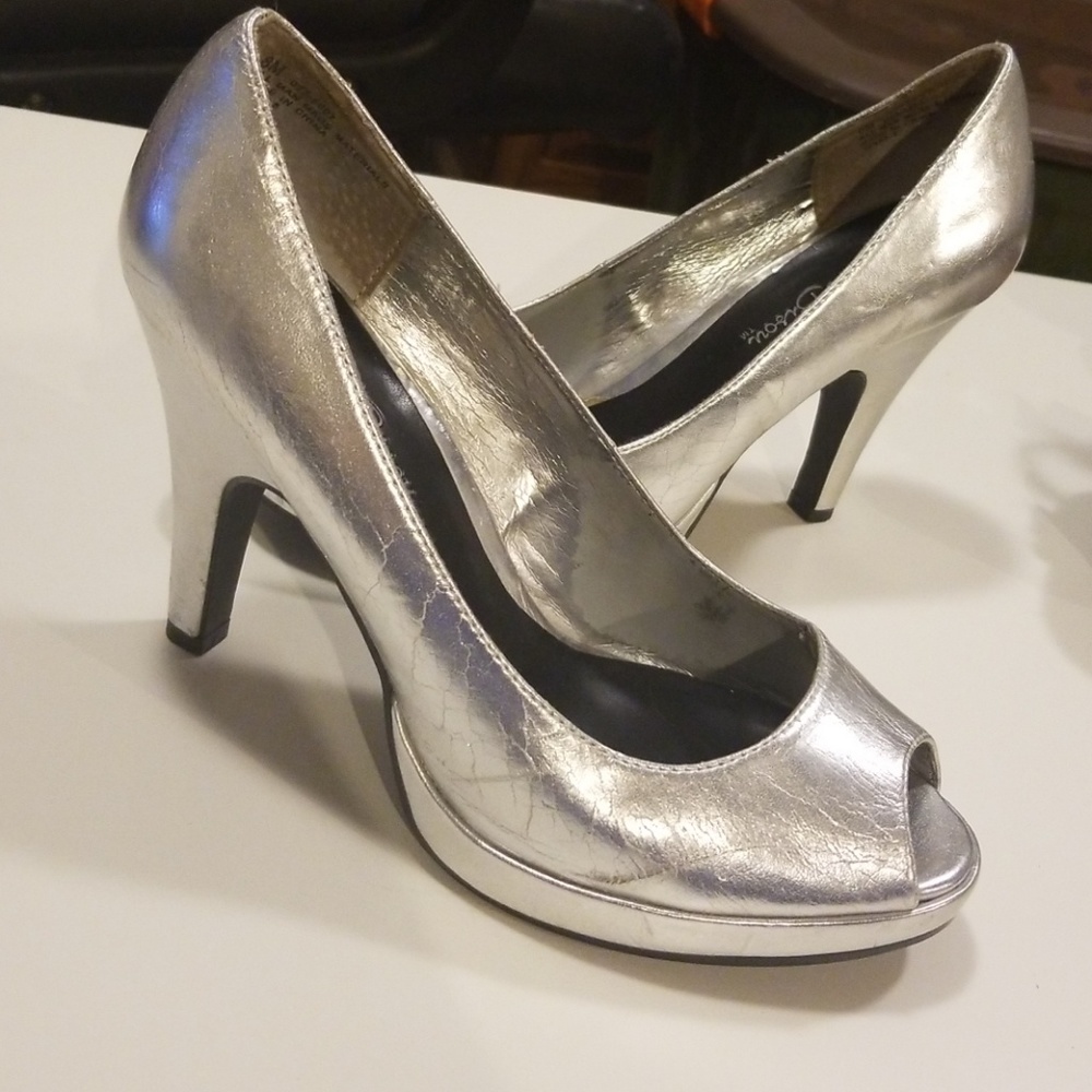 Silver pumps
